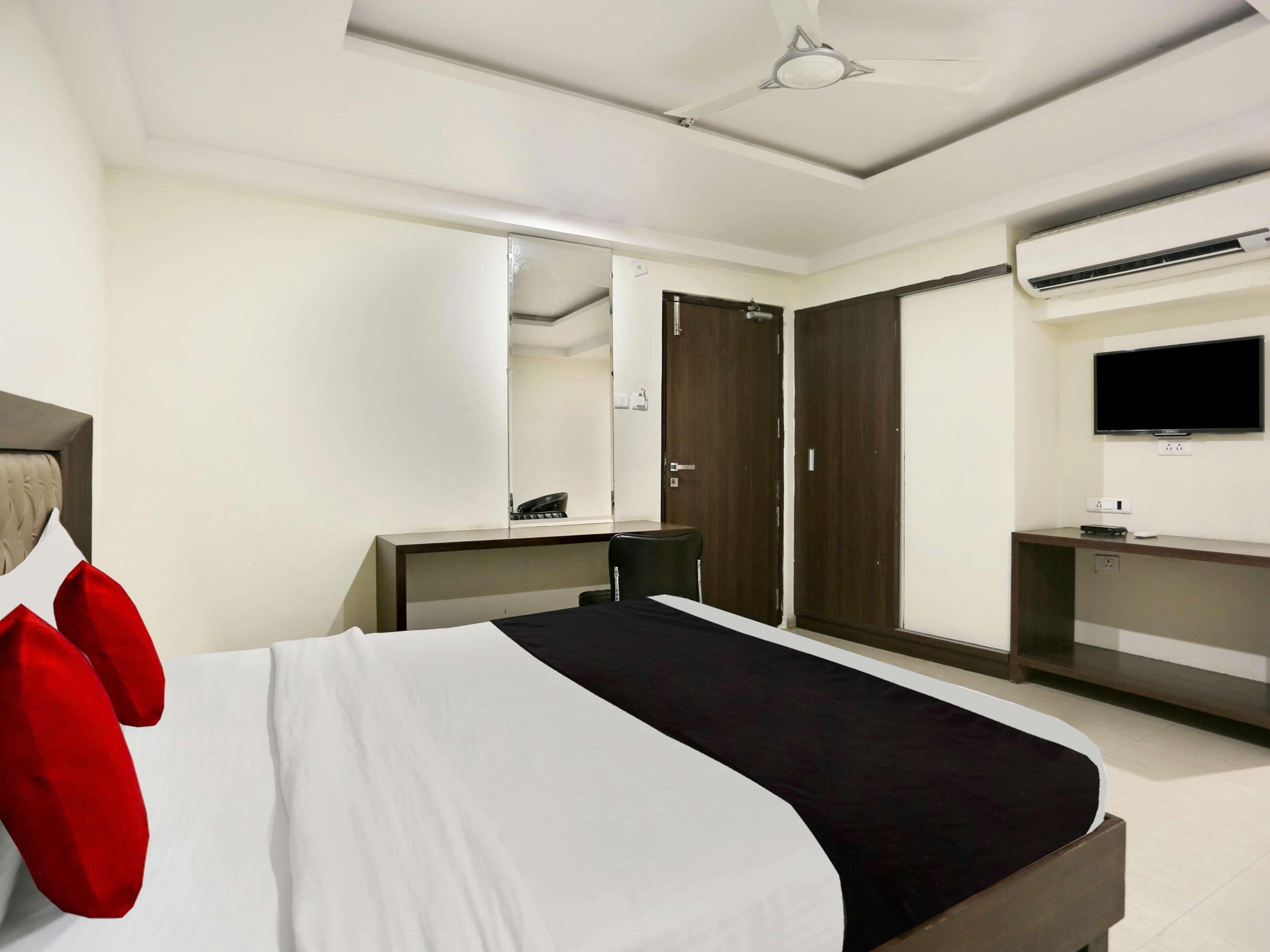 Townhouse Halcyon Deccan Inn Near Shilparamam Kondapur  Экстерьер фото