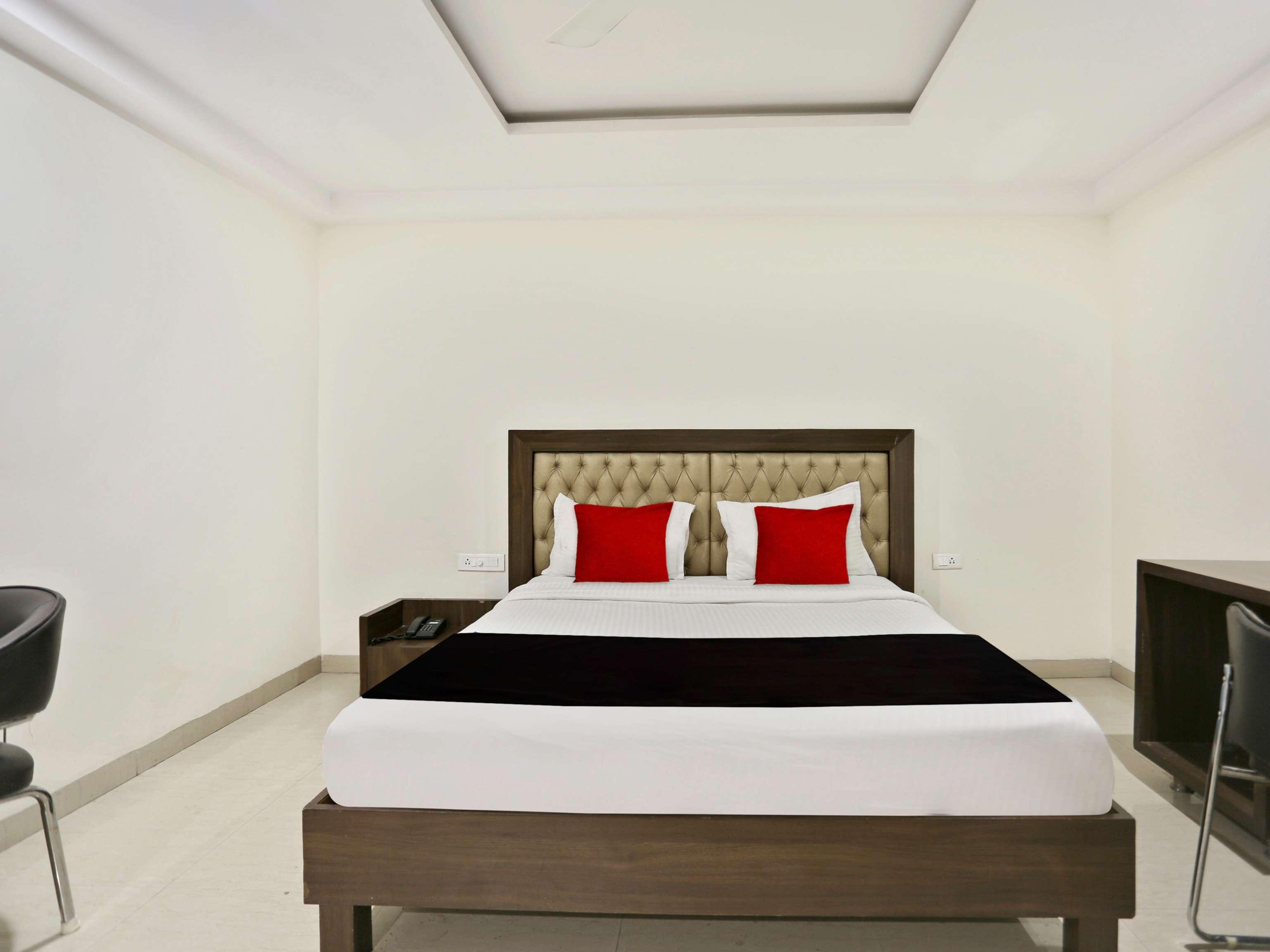 Townhouse Halcyon Deccan Inn Near Shilparamam Kondapur  Экстерьер фото