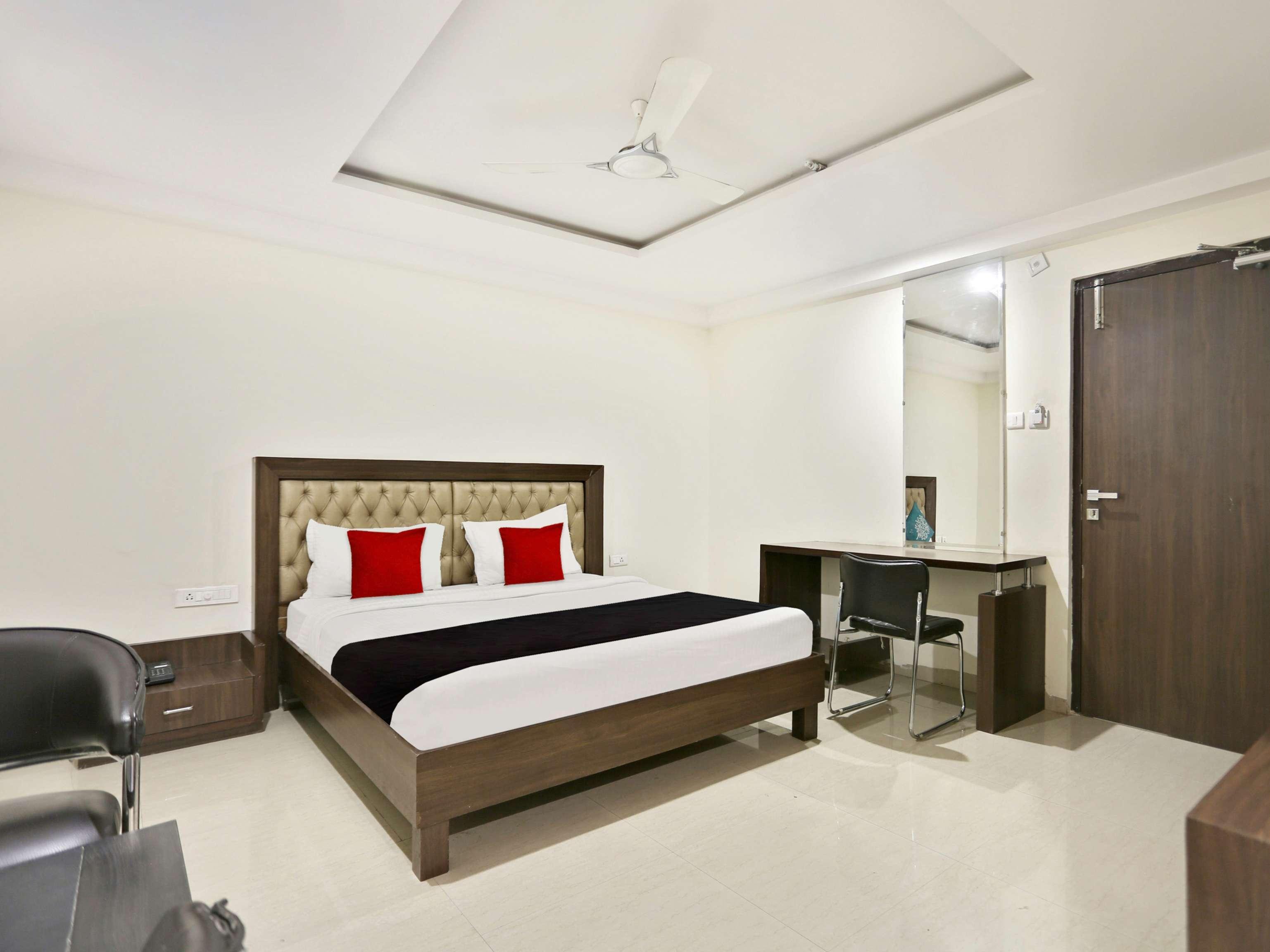 Townhouse Halcyon Deccan Inn Near Shilparamam Kondapur  Экстерьер фото