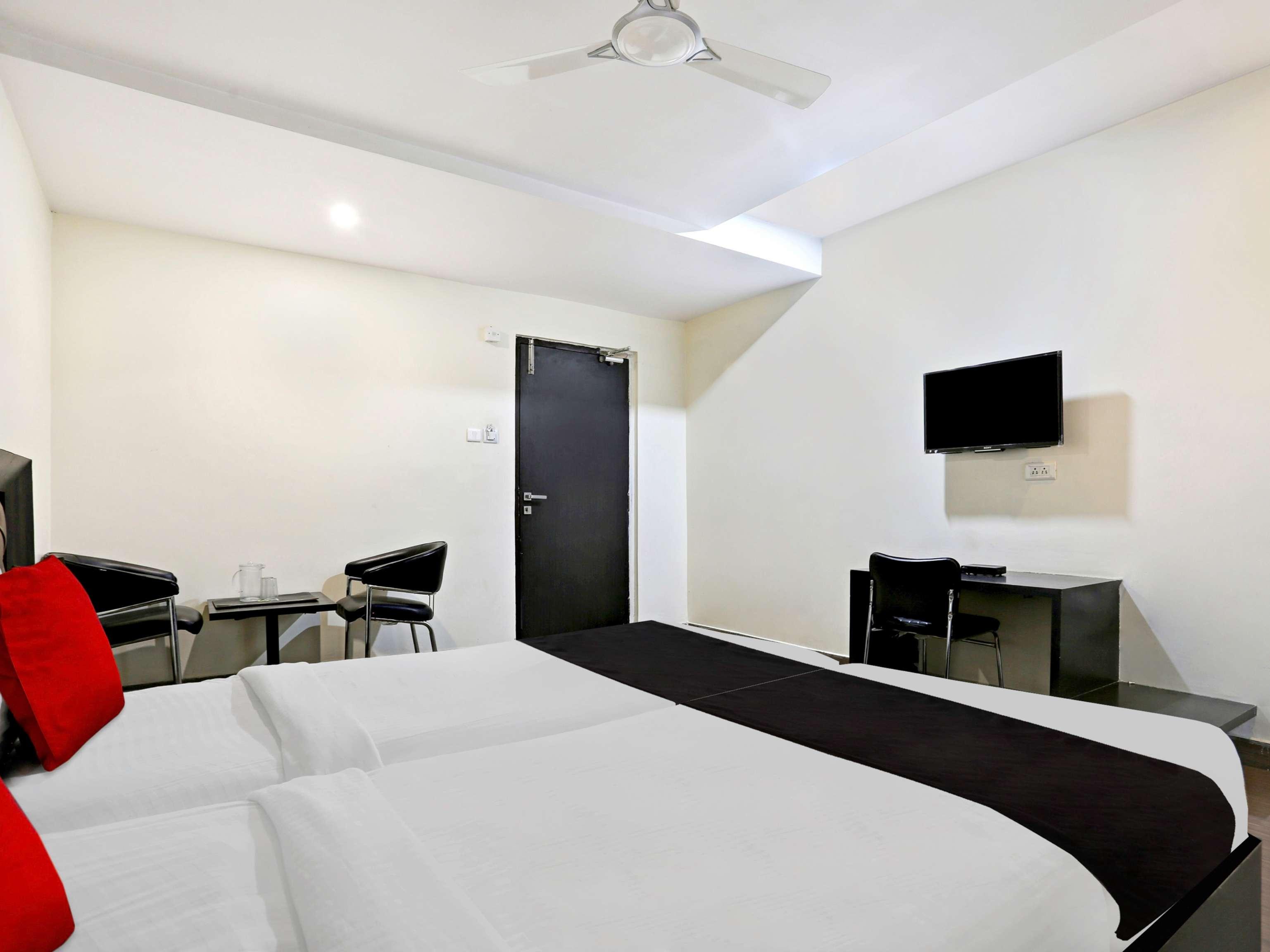 Townhouse Halcyon Deccan Inn Near Shilparamam Kondapur  Экстерьер фото