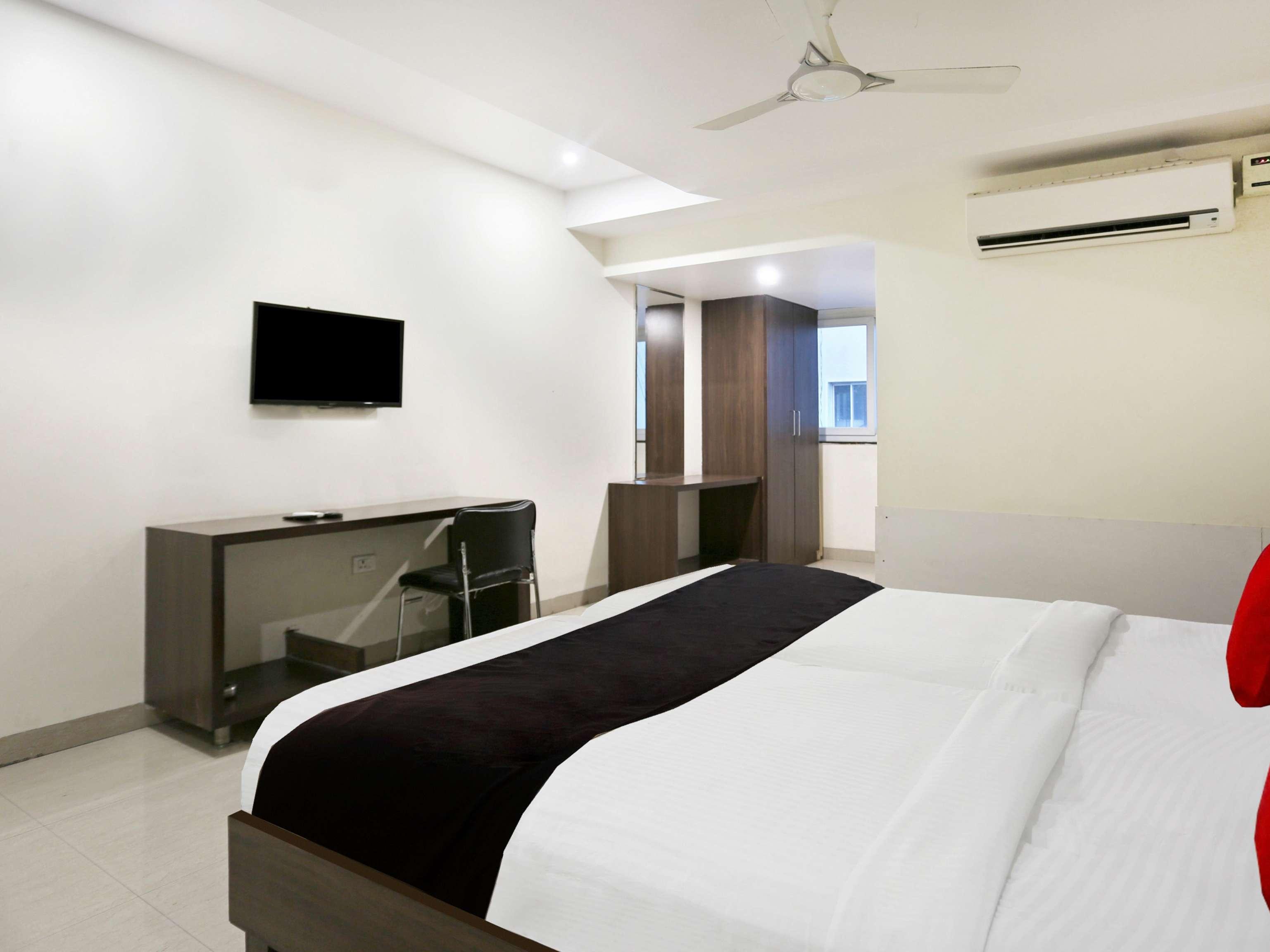Townhouse Halcyon Deccan Inn Near Shilparamam Kondapur  Экстерьер фото