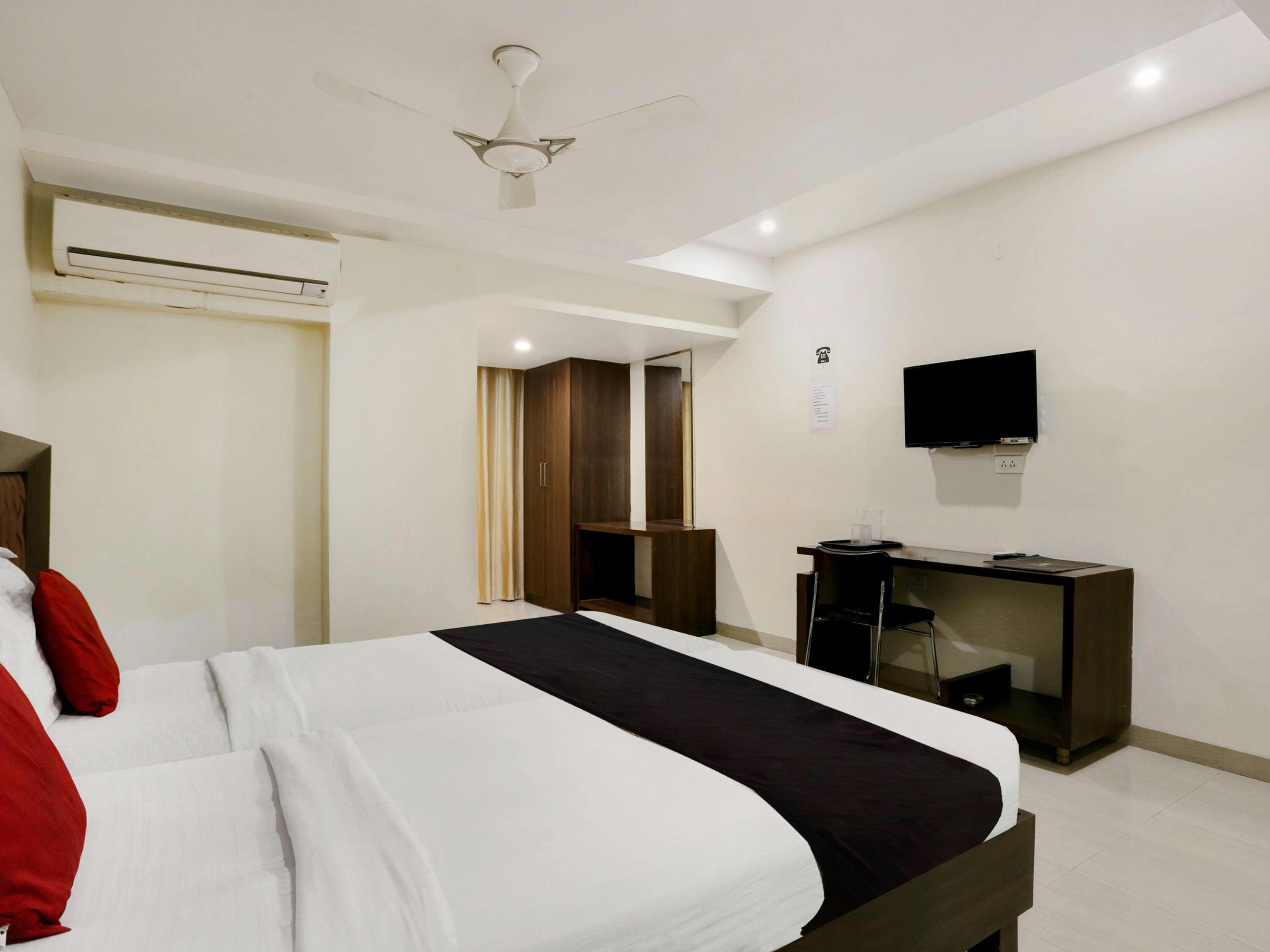 Townhouse Halcyon Deccan Inn Near Shilparamam Kondapur  Экстерьер фото
