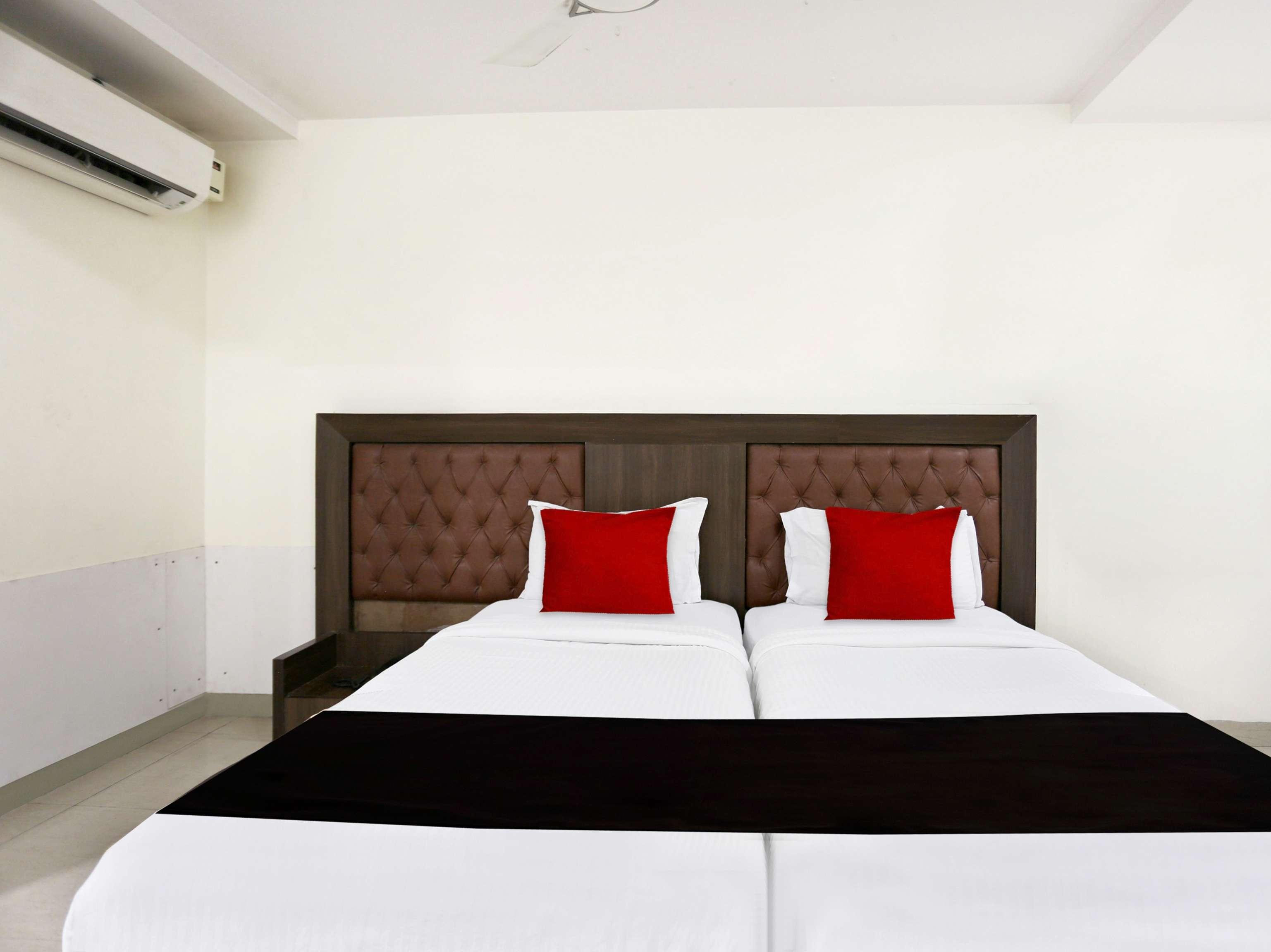 Townhouse Halcyon Deccan Inn Near Shilparamam Kondapur  Экстерьер фото