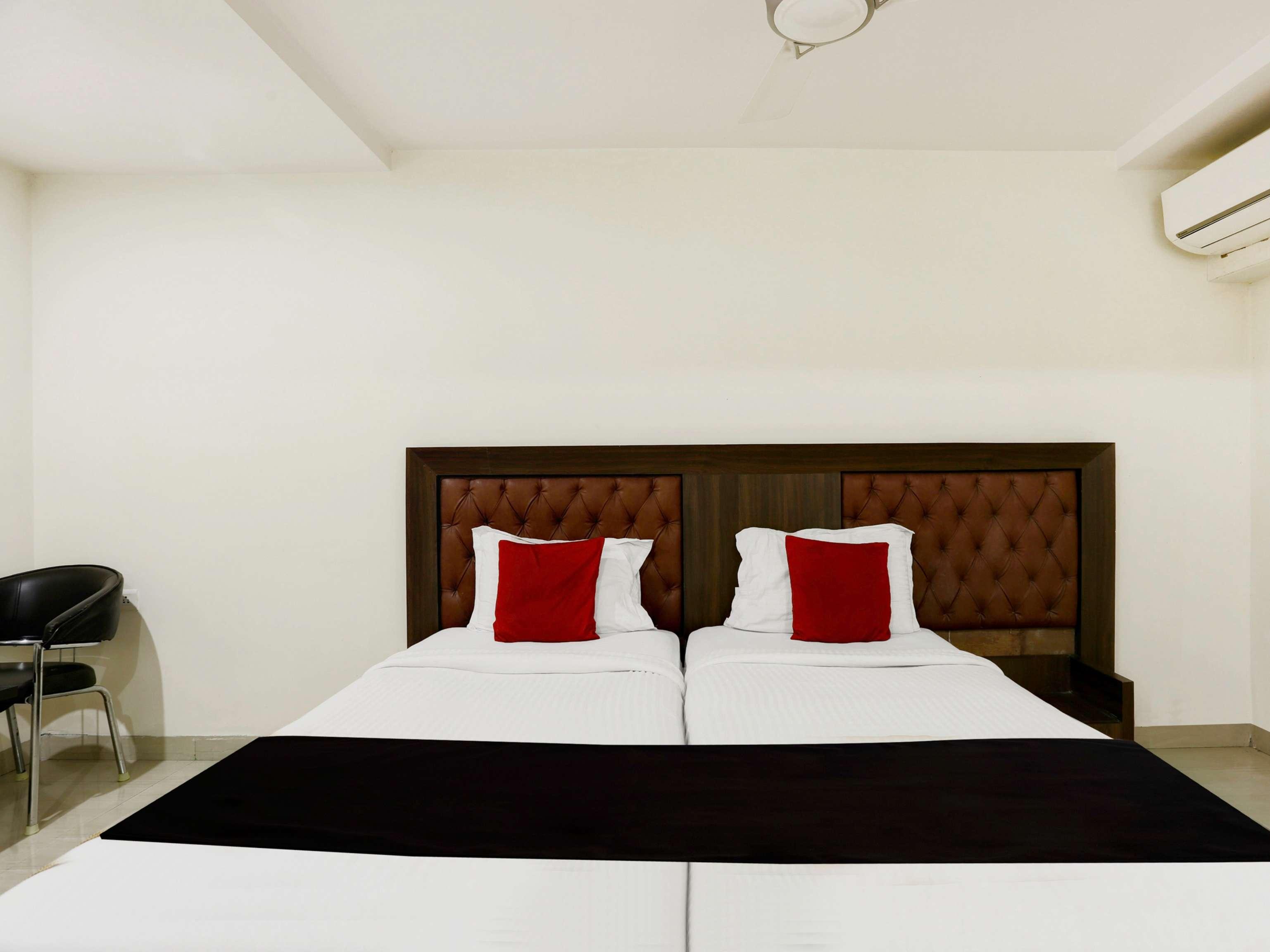 Townhouse Halcyon Deccan Inn Near Shilparamam Kondapur  Экстерьер фото