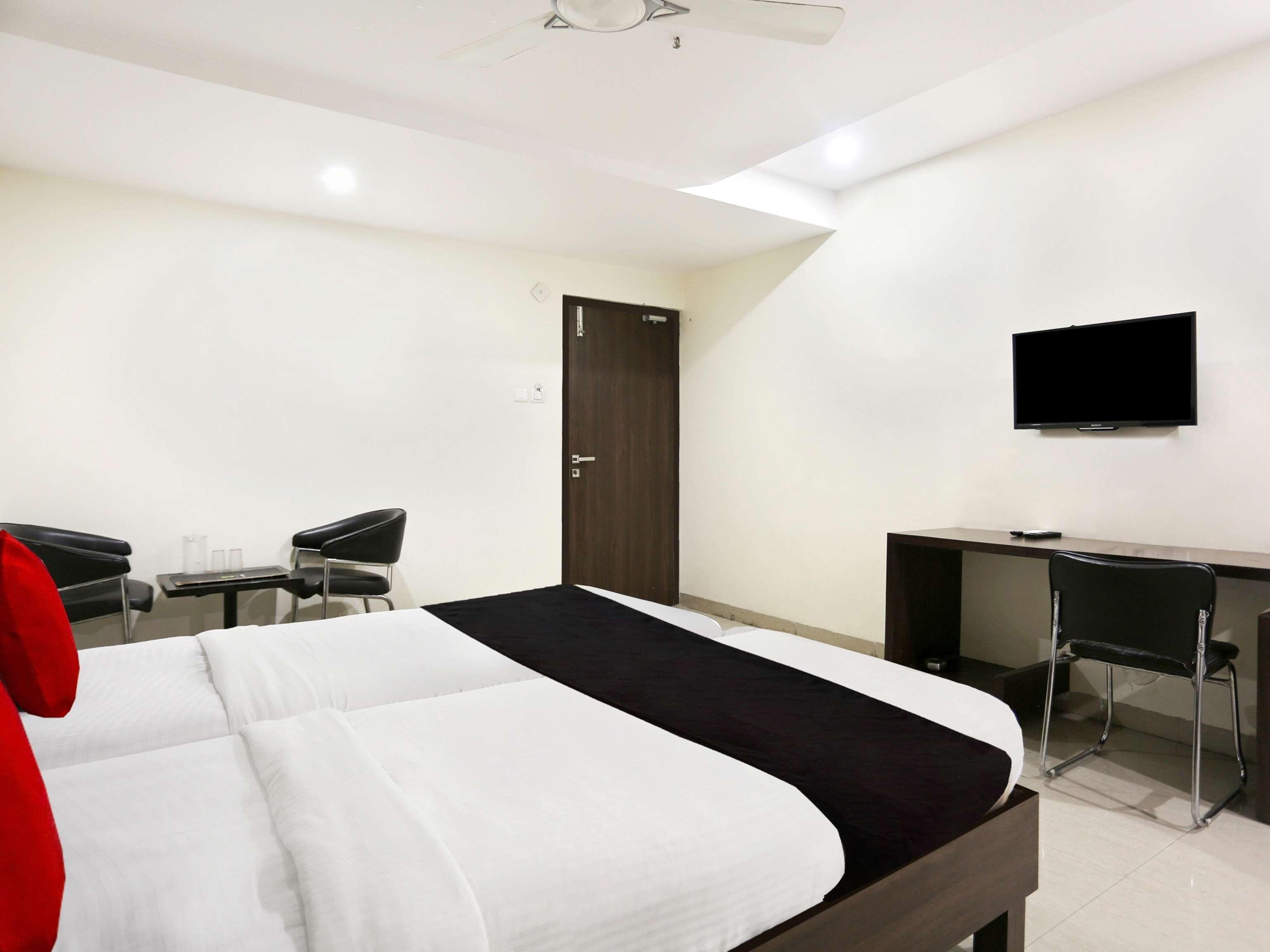 Townhouse Halcyon Deccan Inn Near Shilparamam Kondapur  Экстерьер фото
