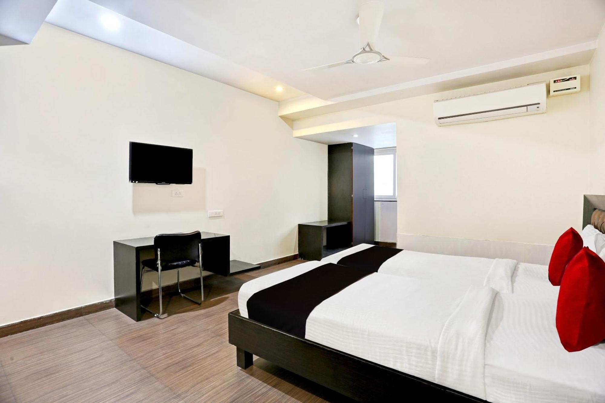 Townhouse Halcyon Deccan Inn Near Shilparamam Kondapur  Экстерьер фото