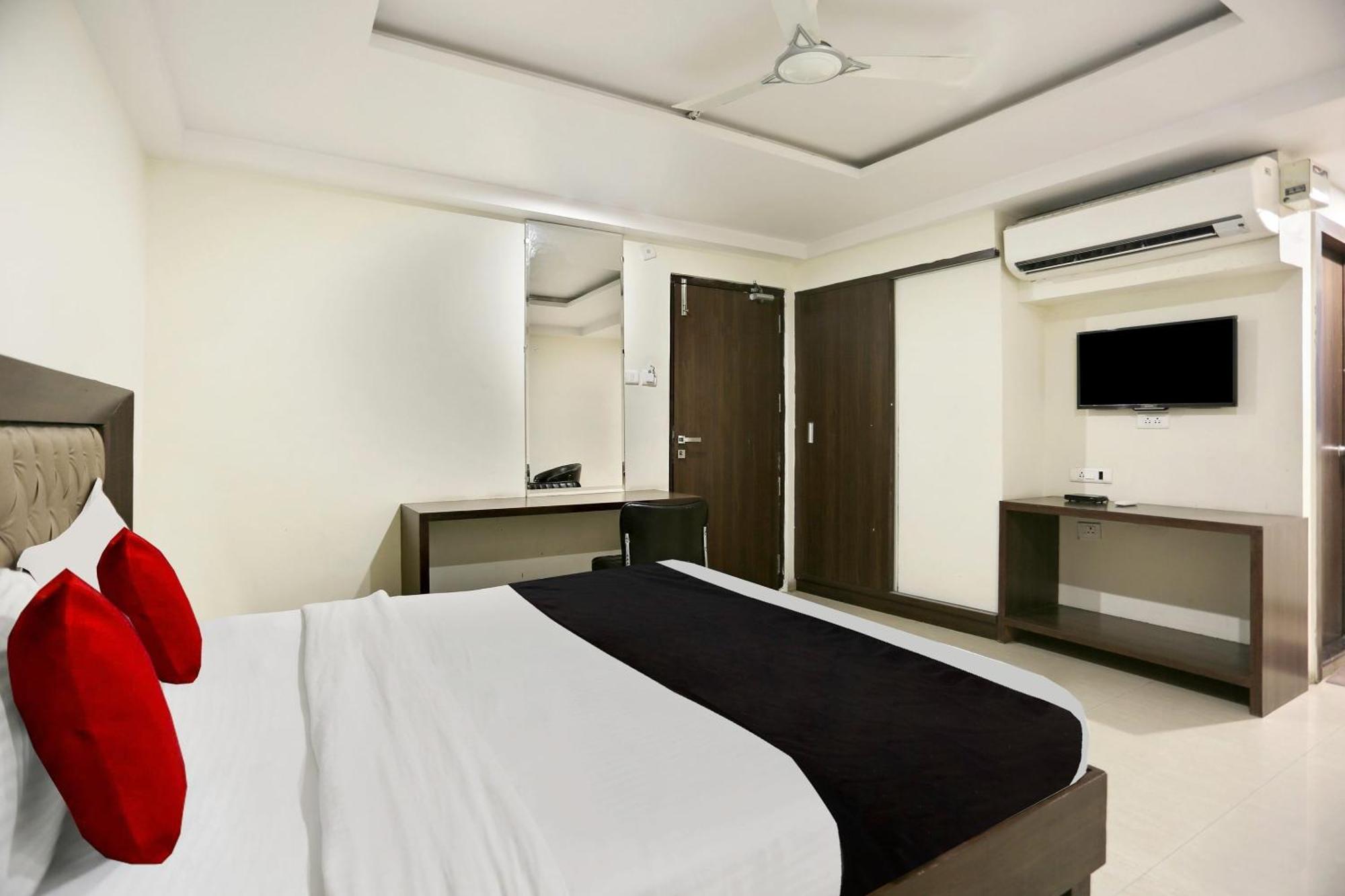 Townhouse Halcyon Deccan Inn Near Shilparamam Kondapur  Экстерьер фото