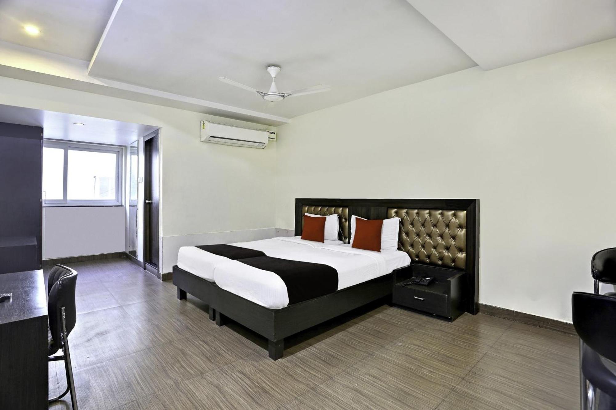 Townhouse Halcyon Deccan Inn Near Shilparamam Kondapur  Экстерьер фото