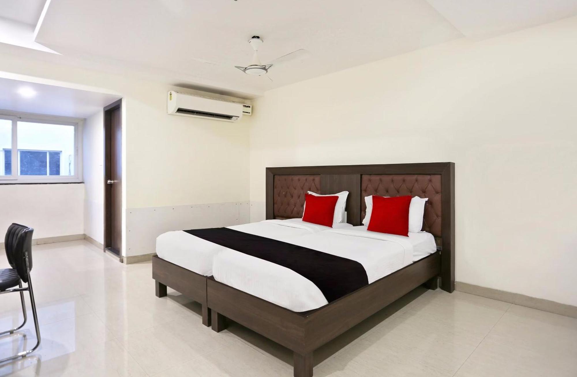 Townhouse Halcyon Deccan Inn Near Shilparamam Kondapur  Экстерьер фото