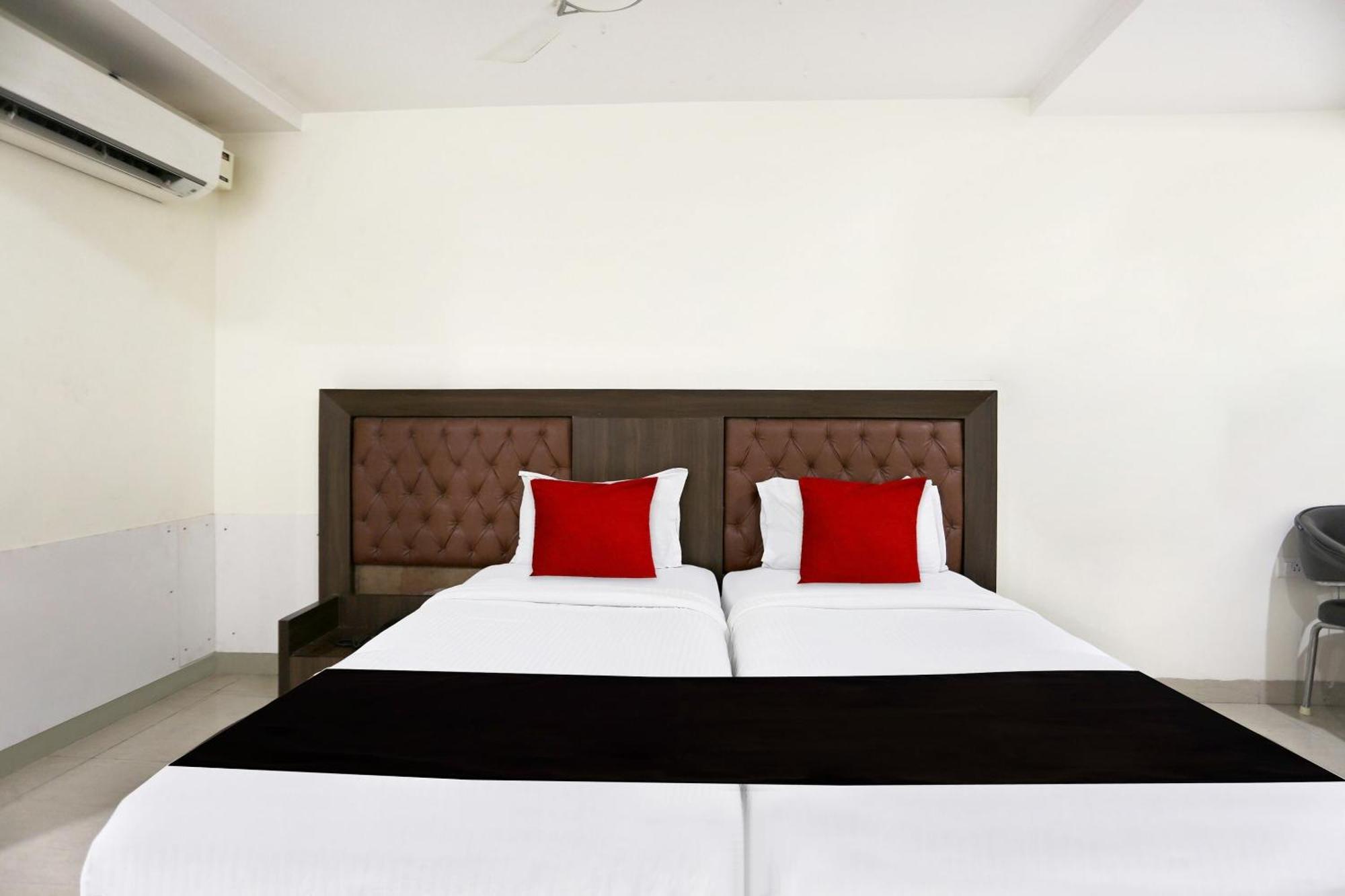 Townhouse Halcyon Deccan Inn Near Shilparamam Kondapur  Экстерьер фото