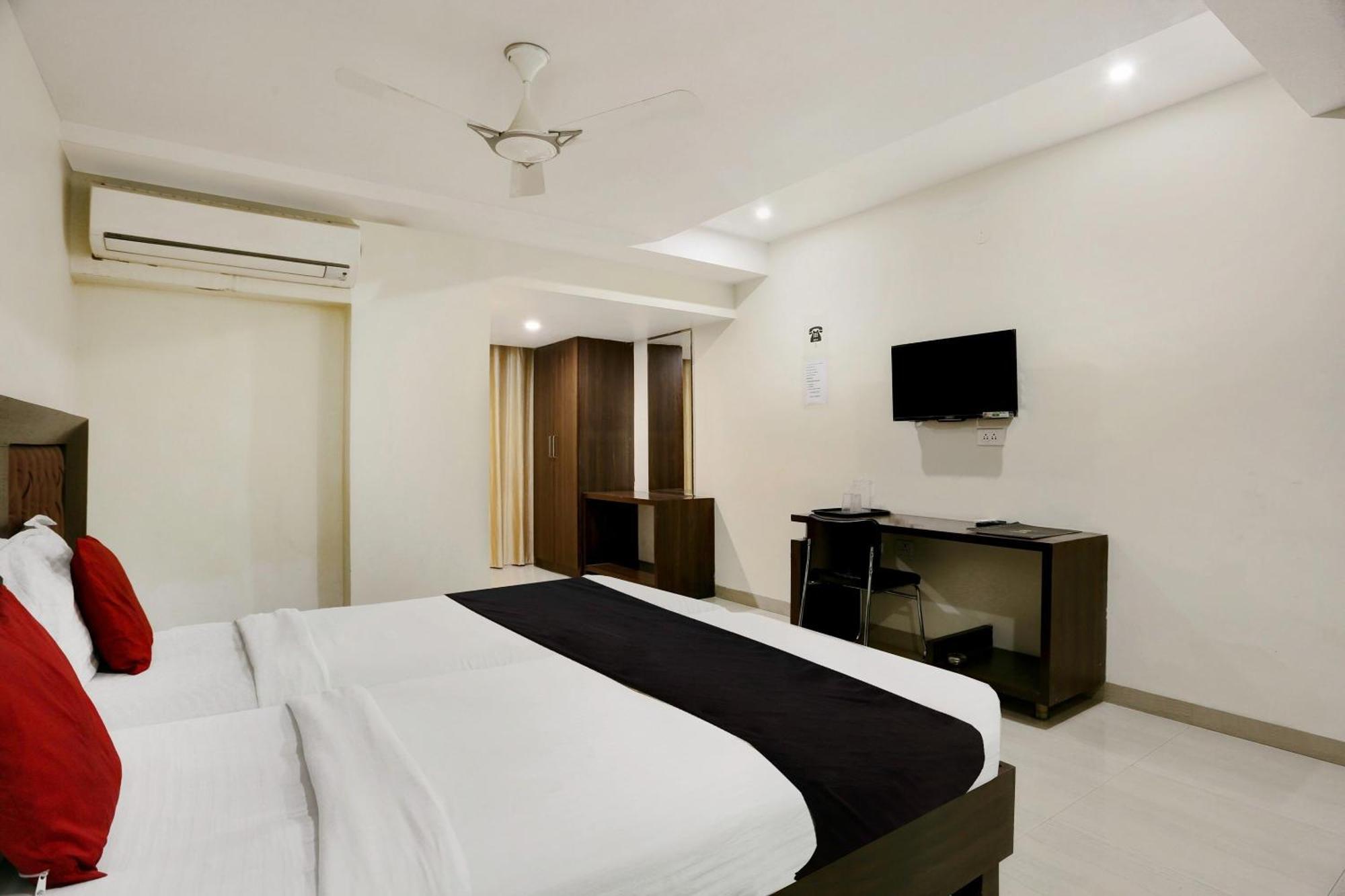 Townhouse Halcyon Deccan Inn Near Shilparamam Kondapur  Экстерьер фото