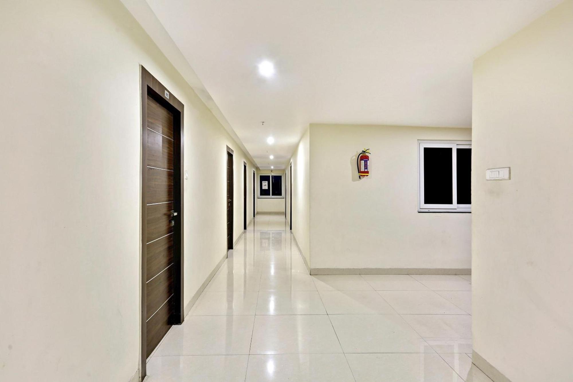 Townhouse Halcyon Deccan Inn Near Shilparamam Kondapur  Экстерьер фото