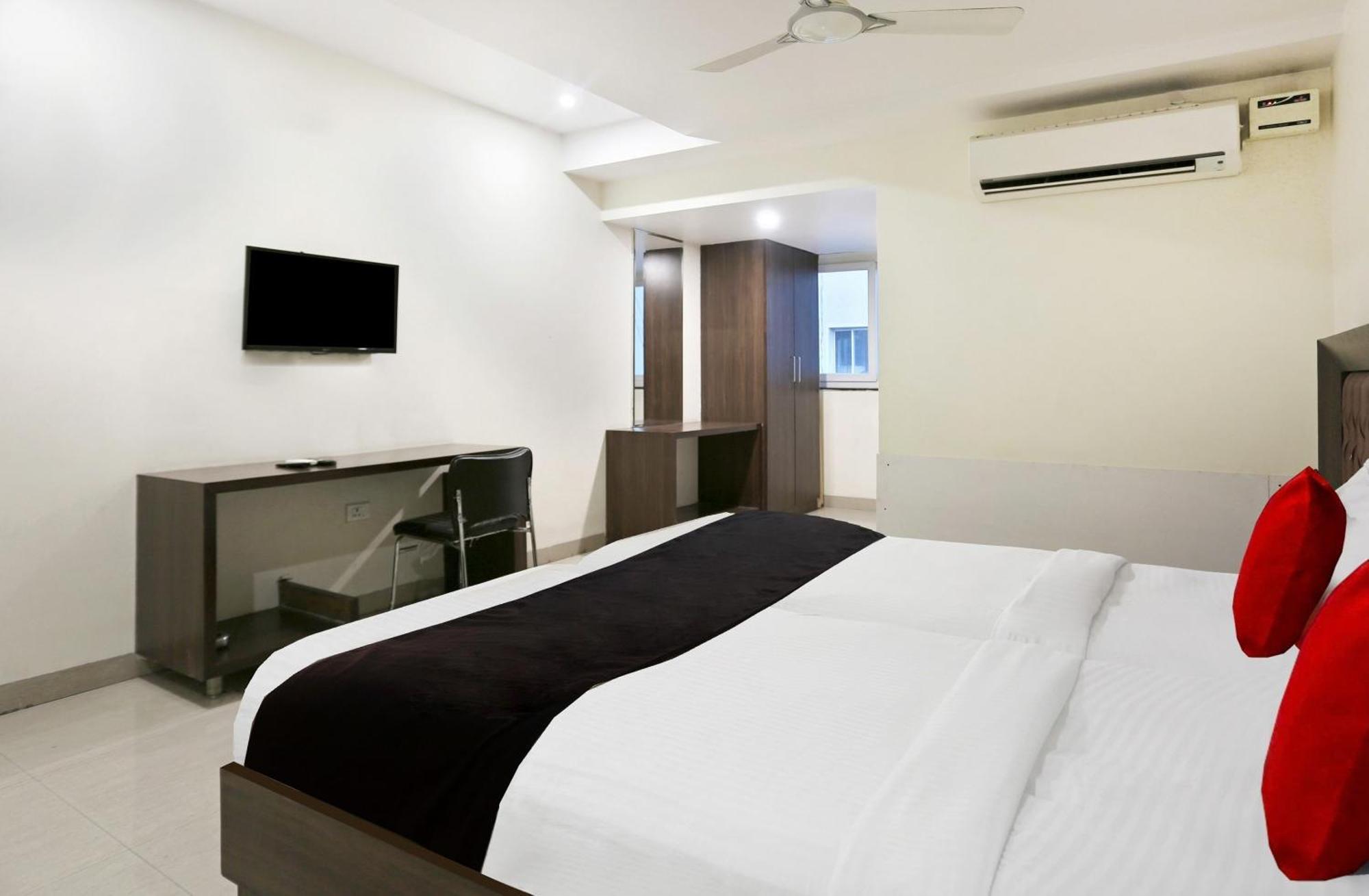 Townhouse Halcyon Deccan Inn Near Shilparamam Kondapur  Экстерьер фото