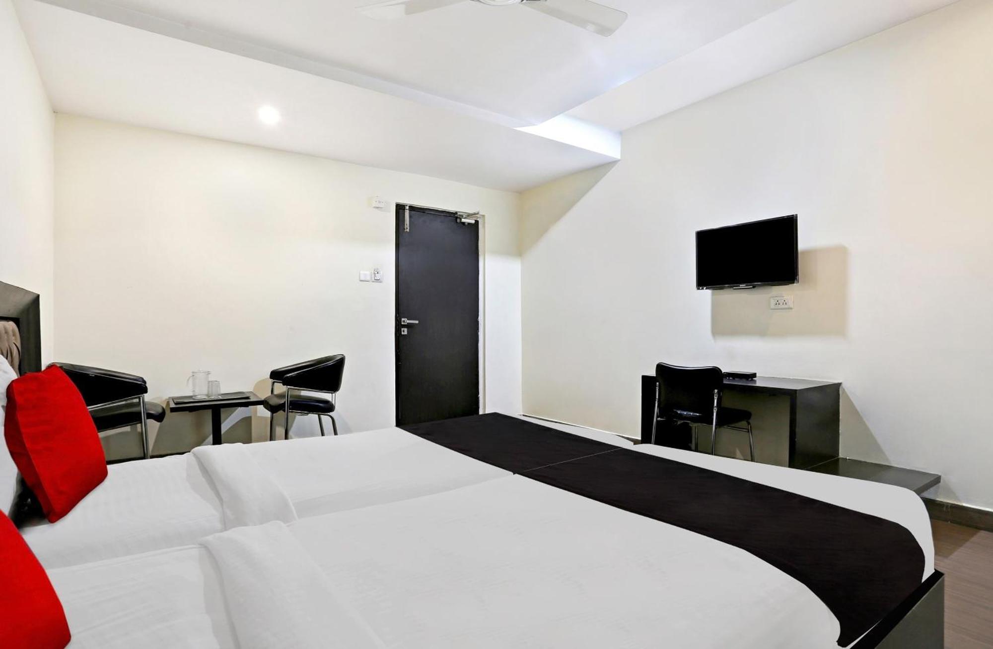 Townhouse Halcyon Deccan Inn Near Shilparamam Kondapur  Экстерьер фото