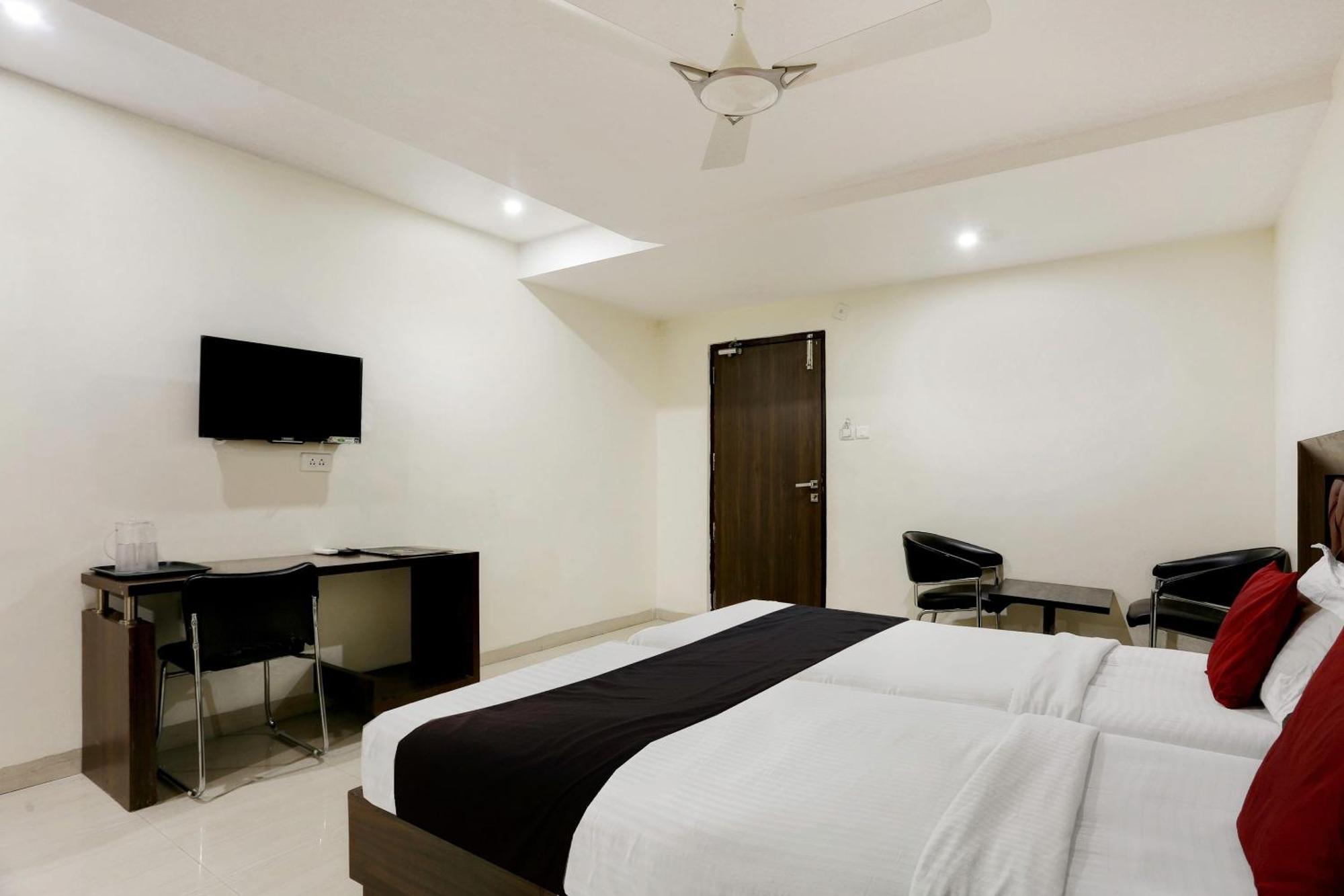 Townhouse Halcyon Deccan Inn Near Shilparamam Kondapur  Экстерьер фото