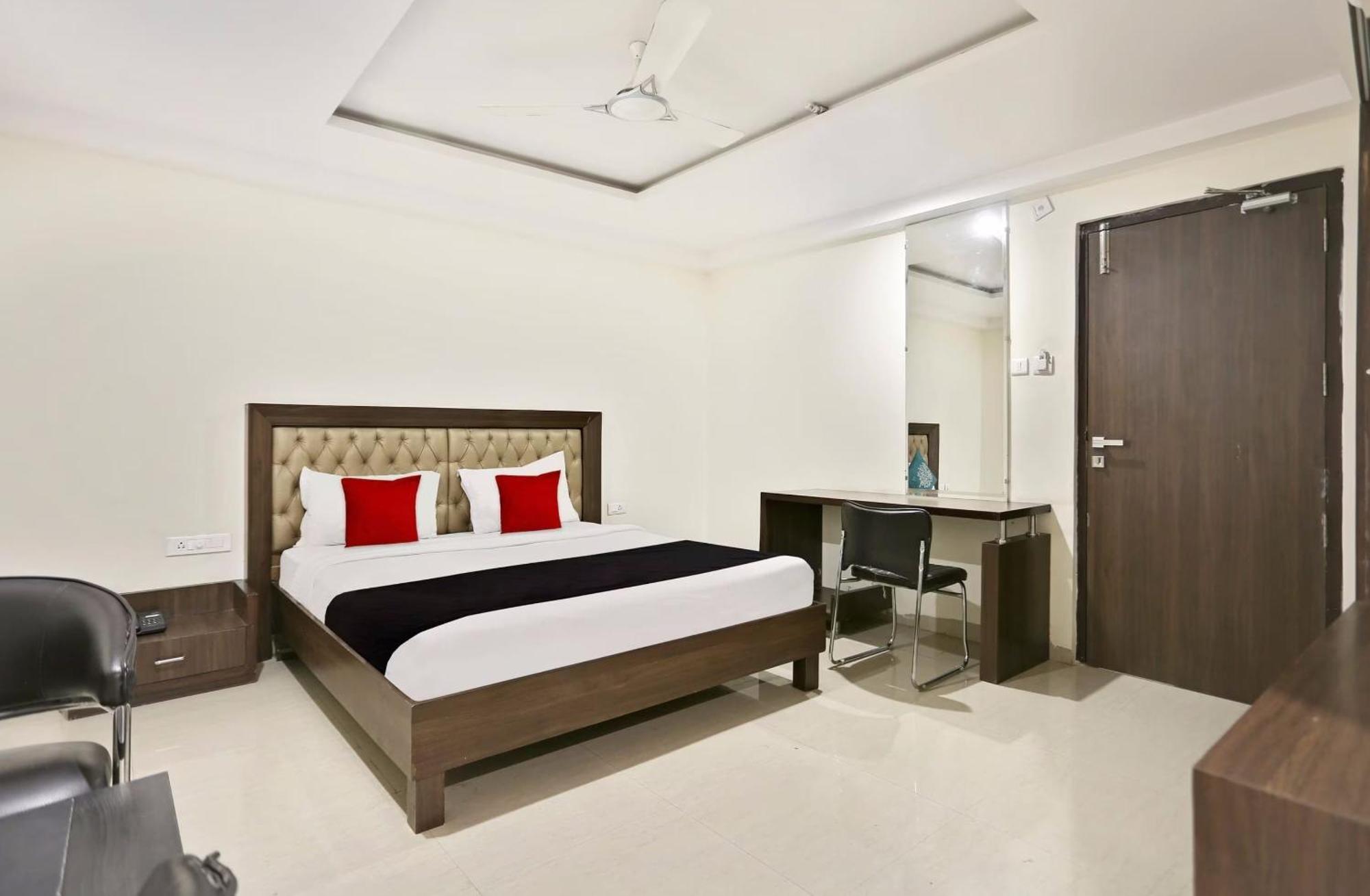 Townhouse Halcyon Deccan Inn Near Shilparamam Kondapur  Экстерьер фото