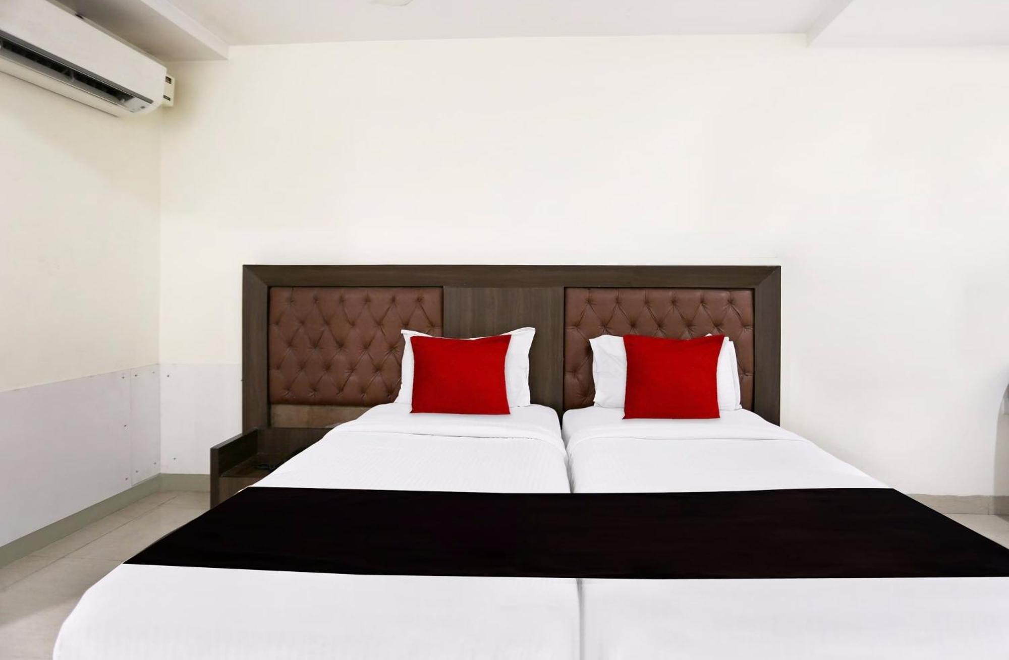 Townhouse Halcyon Deccan Inn Near Shilparamam Kondapur  Экстерьер фото