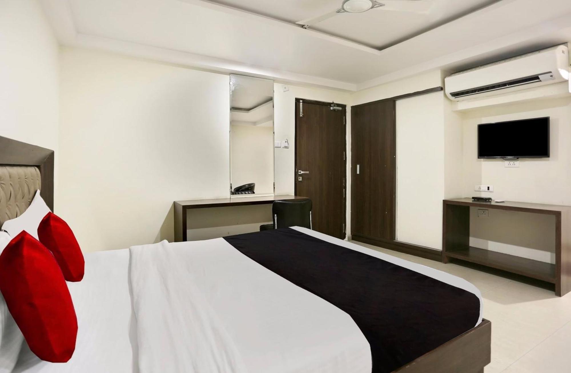 Townhouse Halcyon Deccan Inn Near Shilparamam Kondapur  Экстерьер фото